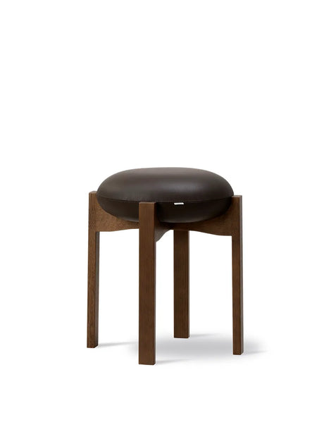 Pioneer Stool, smoked oak/primo 86 fra Fredericia Furniture - 1 - Jacobsen Plus