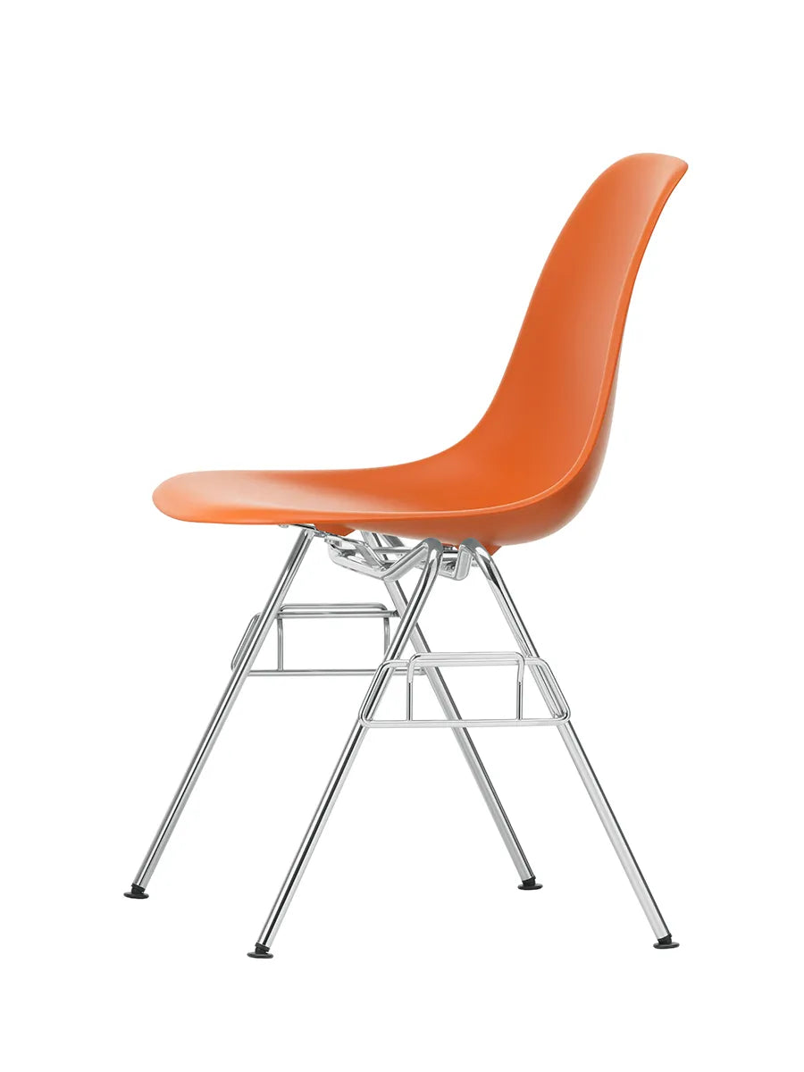 Eames Plastic Side Chair DSS-N, stabelbar fra Vitra