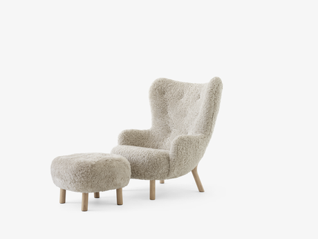 Petra VB3 inkl. Skammel, sheepskin moonlight fra &Tradition - Valnød - Jacobsen Plus