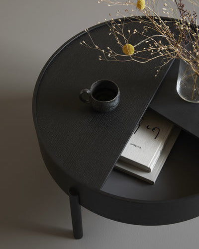 Arc Coffee Table, Ø 66 cm fra Woud - Black painted ash - Jacobsen Plus