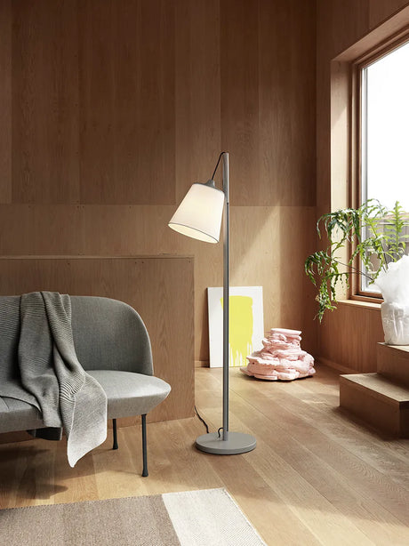 Pull Floor Lamp fra Muuto - Oak - Jacobsen Plus