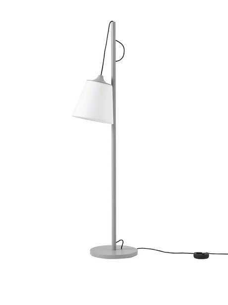 Pull Floor Lamp fra Muuto - Oak - Jacobsen Plus