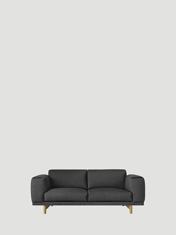 Rest 2 pers. sofa fra Muuto - Dark grey - Remix 163 / Eg - Jacobsen Plus