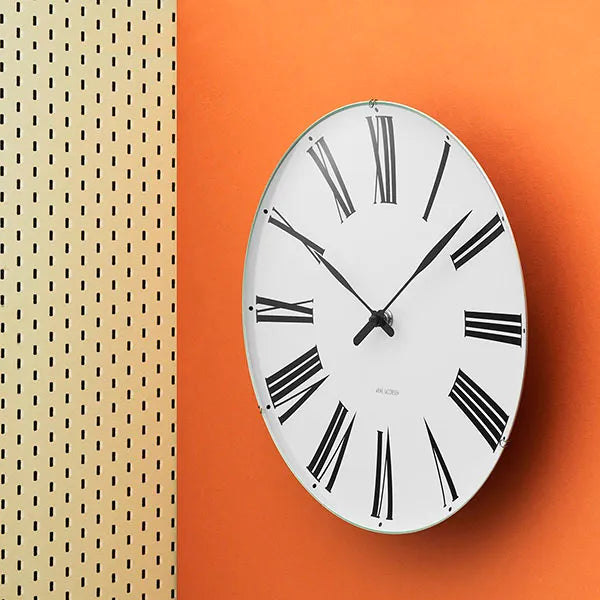 Roman Vægur af Arne Jacobsen (Ø: 29)