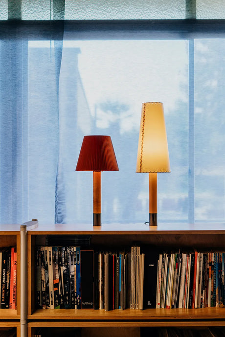 Básica M1 Bordlampe fra Santa and Cole - Stitched beige parchment / Bronze - Jacobsen Plus