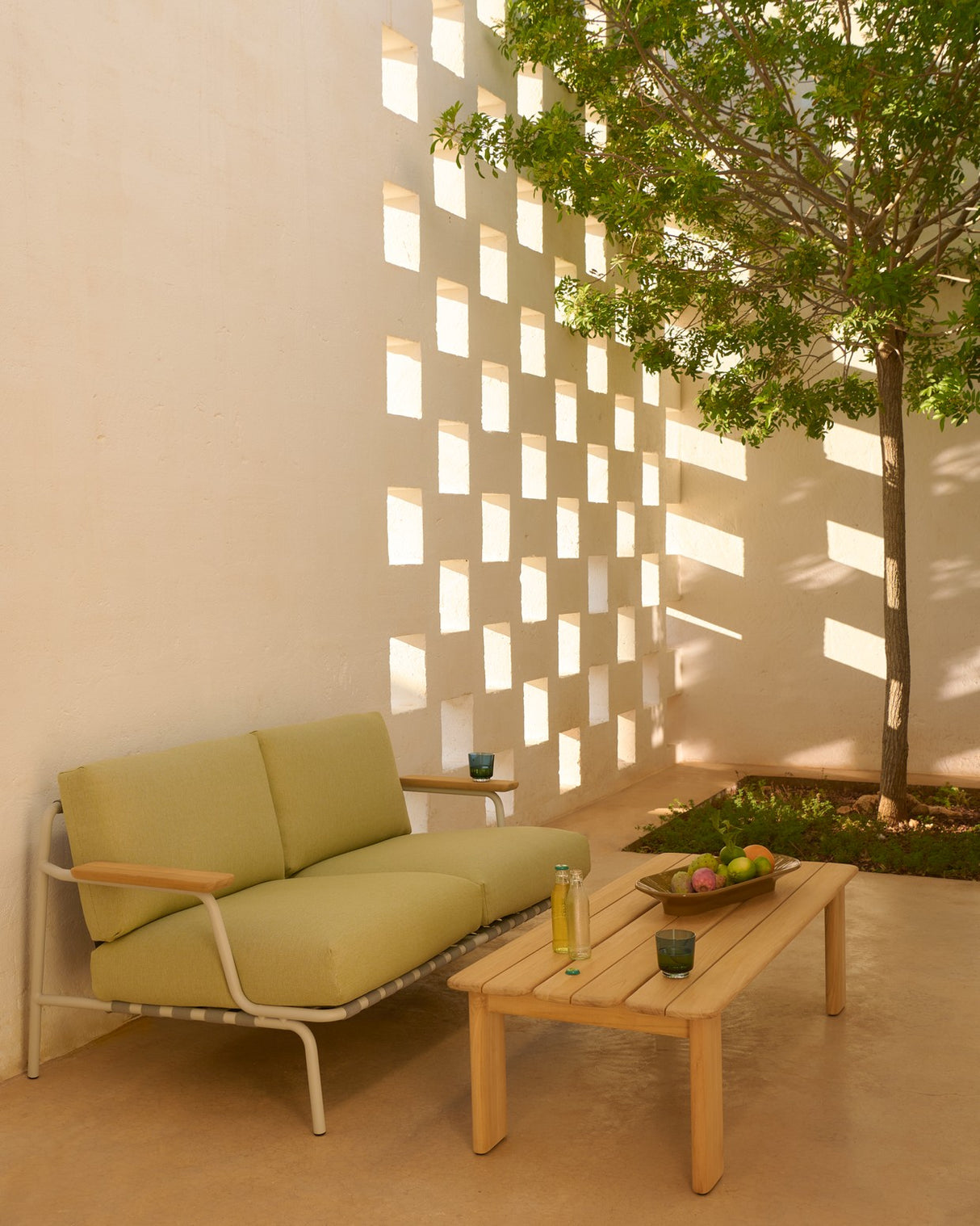 Assemble udendørs sofabord 135 cm fra Muuto - 2 - Jacobsen Plus