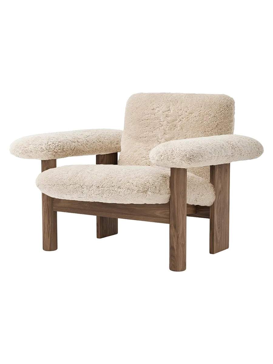 Brasilia Lounge Chair, low back, sheepskin fra Audo Copenhagen - Moonlight - Walnut - Jacobsen Plus