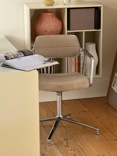 VIPP453 Swivel Chair, Light Grey, Special Edition fra VIPP - 2 - Jacobsen Plus