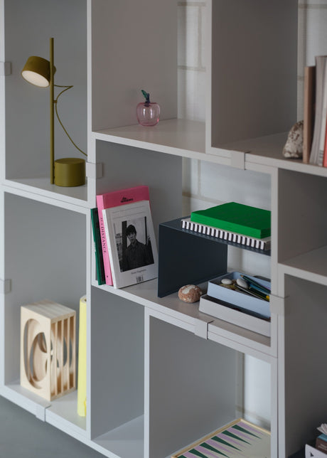 Stacked Reol, large fra Muuto - Lysegrå / Åbent (uden ryg) - Jacobsen Plus