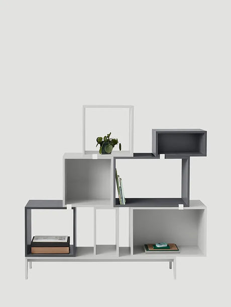 Stacked Reol, medium fra Muuto - Lysegrå / Åbent (uden ryg) - Jacobsen Plus