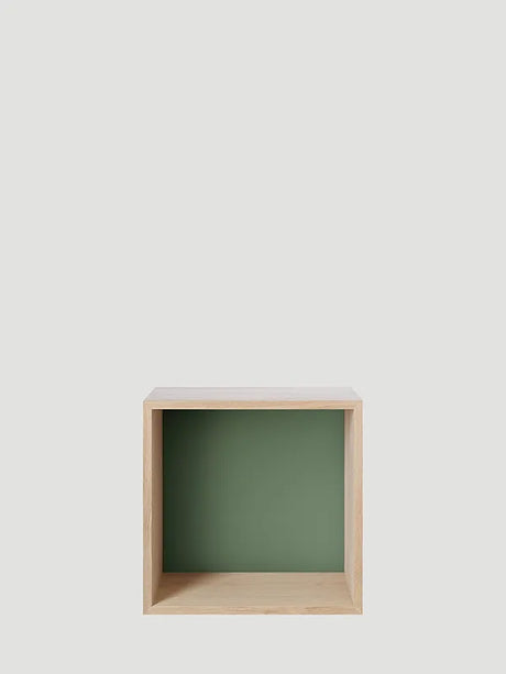 Stacked Reol, medium fra Muuto - Eg-Dusty Green / Lukket (med ryg) - Jacobsen Plus