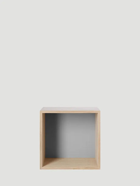 Stacked Reol, medium fra Muuto - Eg-Light Grey / Lukket (med ryg) - Jacobsen Plus