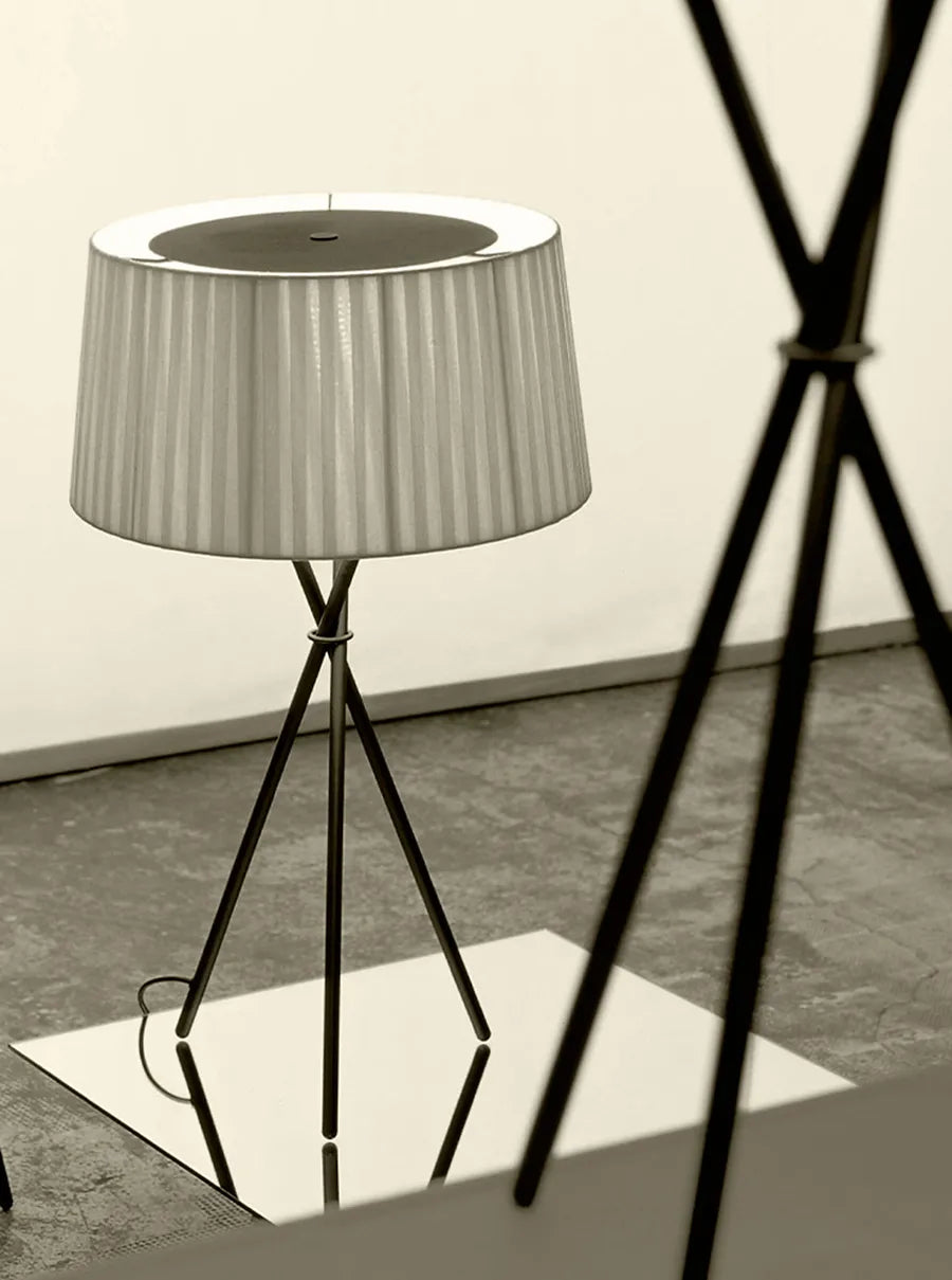 Tripode Bordlampe, diplomatica stripe fra Santa and Cole - 2 - Jacobsen Plus
