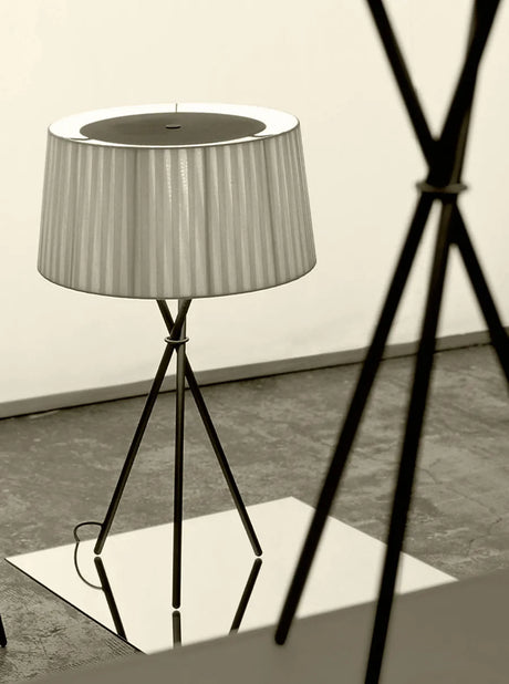 Tripode Bordlampe, diplomatica stripe fra Santa and Cole - 2 - Jacobsen Plus