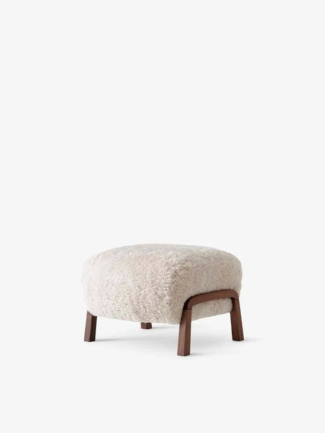 Wulff skammel fra &Tradition - Sheepskin, Skandilock 17mm Moonlight / Valnød - Jacobsen Plus