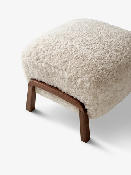Wulff skammel fra &Tradition - Sheepskin, Skandilock 17mm Moonlight / Valnød - Jacobsen Plus