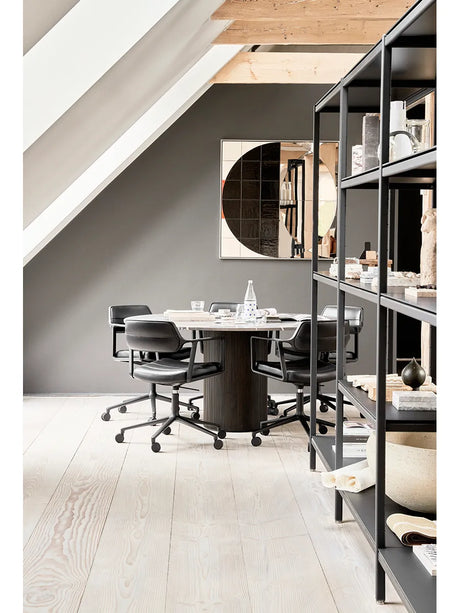 VIPP453 Swivel+ Chair m/sort stel, sort læder fra Vipp - 2 - Jacobsen Plus