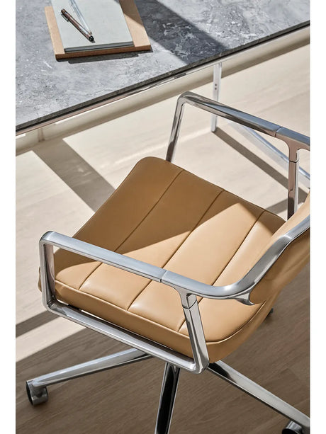 VIPP453 Swivel+ Chair, sand læder fra Vipp - 2 - Jacobsen Plus