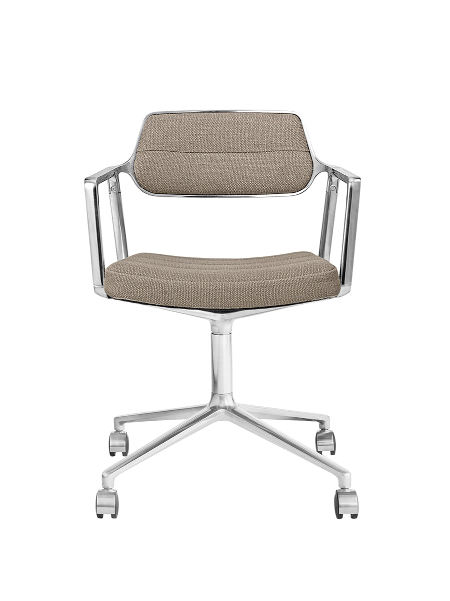 VIPP453 Swivel Chair m/hjul fra Vipp - Dark sand tekstil - Jacobsen Plus
