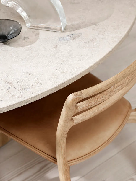 Cabin bord Ø150, beige marmor fra Vipp - Lys eg - Jacobsen Plus