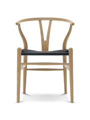 Y-stol CH24, Eg sæbe med sort flet af Hans J. Wegner